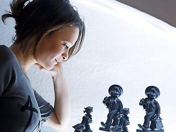 Veronika Hummel hatte die Idee, die Hummelfiguren schwarz zu färben. Mit ihren "Zeitgeistern" sorgte sie für jede Menge Trubel in der Hummelwelt. Foto: Privat