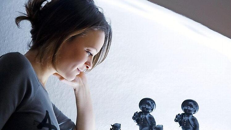 Veronika Hummel hatte die Idee, die Hummelfiguren schwarz zu färben. Mit ihren "Zeitgeistern" sorgte sie für jede Menge Trubel in der Hummelwelt. Foto: Privat