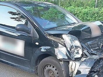 Der blaue Citro&euml;n wurde stark besch&auml;digt. Foto: Karl-Heinz Weber
