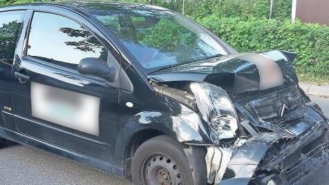 Der blaue Citro&euml;n wurde stark besch&auml;digt. Foto: Karl-Heinz Weber