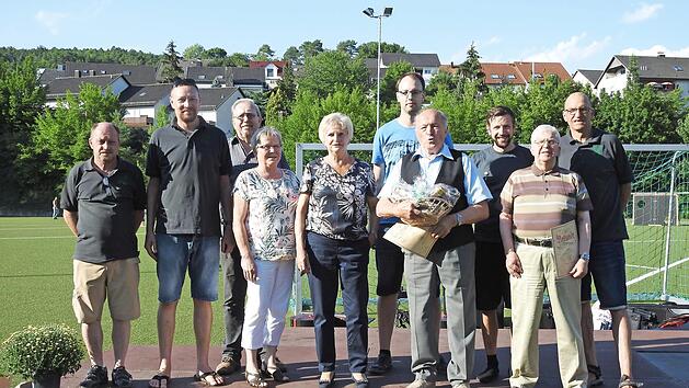 Ehrungen beim TV Jahn Winkels: Bernd Hillenbrand (von links, Vizepr&auml;sident), Holger Buczynski (Pr&auml;sident), Ernst Stierstorfer (60), Herta Stierstorfer (25), Marianne Hartmann (40), Rafael Emmert (25), Ernst B&uuml;nner (70), Markus Otto (25), Werner Slani (40), Michael Renninger (besondere Verdienste Jugendarbeit). Detlef Hartmann (40) ist nicht auf dem Bild.  Foto: Robert Schweibold