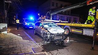 Hainstraße in Bamberg: Auto kracht in Betonmauer – 40.000 Euro Schaden
