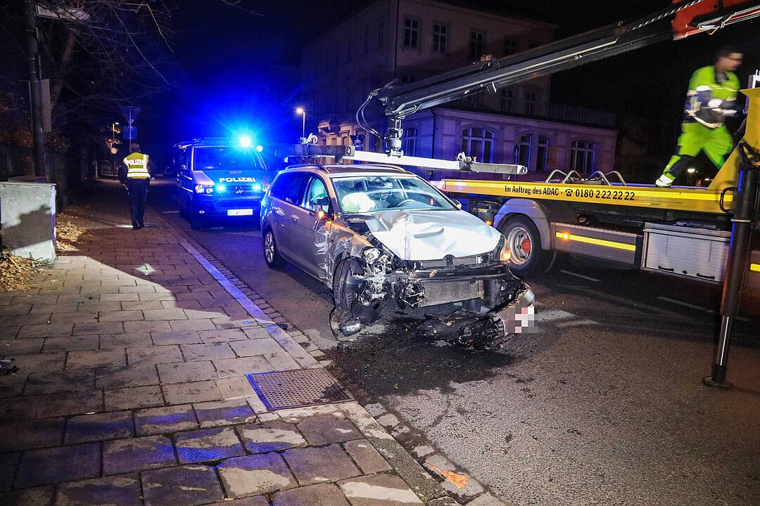 Hainstraße in Bamberg: Auto kracht in Betonmauer – 40.000 Euro Schaden