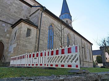 Die Nordseite des Kirchplatzes ist gesperrt. Hier finden demnächst Bodenuntersuchungen statt. Foto: Heike Beudert