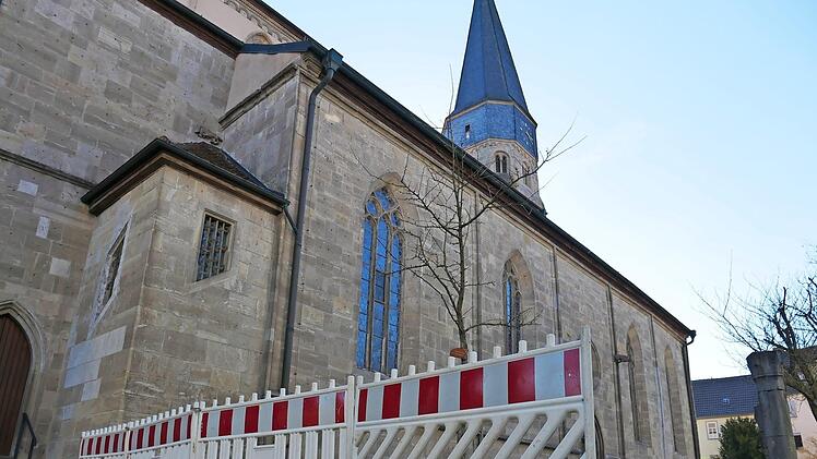 Die Nordseite des Kirchplatzes ist gesperrt. Hier finden demnächst Bodenuntersuchungen statt. Foto: Heike Beudert
