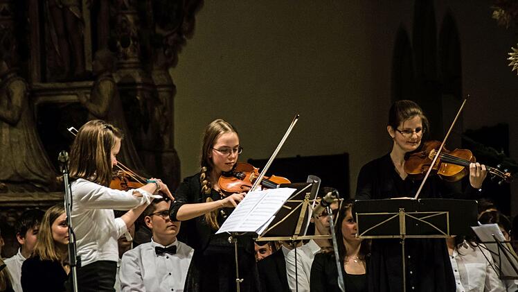 Zahlreiche Mitwirkende gestalteten die konzertante Weihnachtsfeier  des Casimirianums in St. Moriz - vom Vororchester bis zu den CaSingers und den CaSinfonikern unter der Leitung von Hans-Jürgen Hofmann.Foto: Jochen Berger