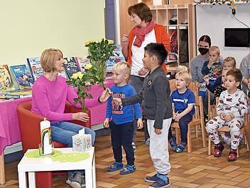 Mit Dankesworten und jeweils einer Blume verabschiedeten sich die Kinder von Monika Bauer.