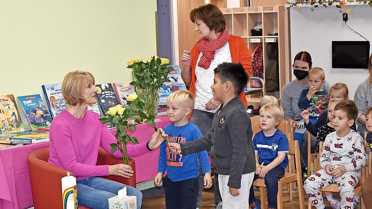 Mit Dankesworten und jeweils einer Blume verabschiedeten sich die Kinder von Monika Bauer.