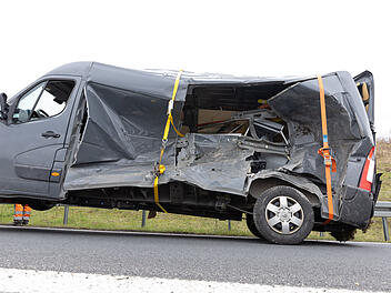 Kurioses Unfallbild: Auto schießt aus Autobahnabfahrt und fliegt in Kleintransporter
