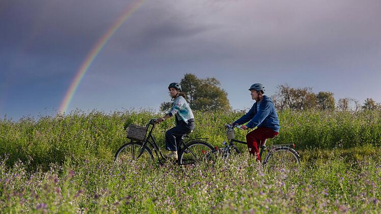 In einer neuen "Löwenzahn"-Episode suchen Yasemin Saidi (Sanam Afrashteh) und Fritz Fuchs (Guido Hammesfahr) nach dem Anfang des Regenbogens.