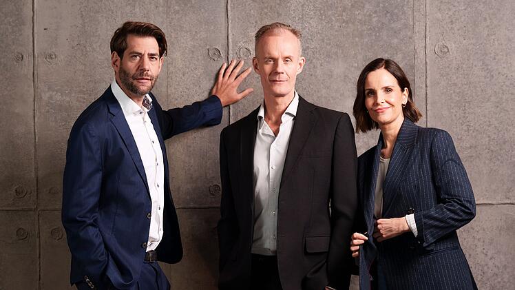 Bereiten sich mit langem Anlauf auf die Jubil&auml;umssendung vor (von links): Claus von Wagner, Max Uthoff und Maike K&uuml;hl.