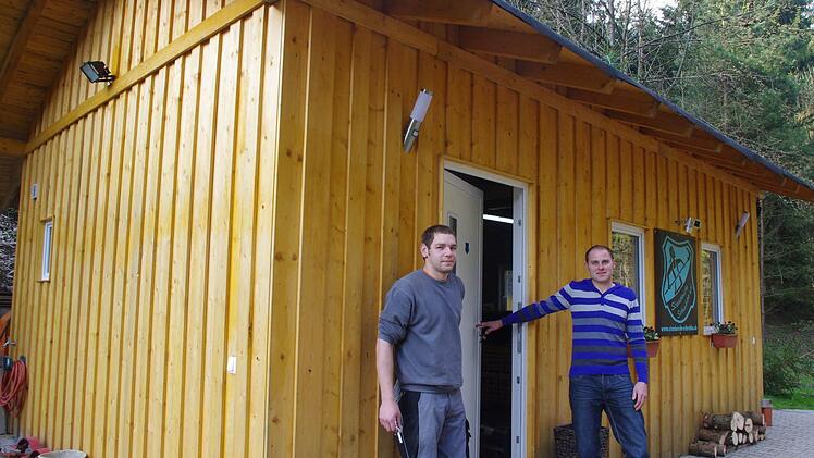 Bauleiter Simon Kraus (links) und Ober-Schrubber Alexander Jakob sind stolz auf das selbstgebaute Vereinsheim  Foto: Heike Schülein