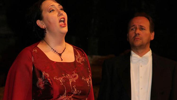 Ramona Friedrich verzauberte das Publikum als Butterfly und Karl Schineis (Tenor) als Leutnant Pinkerton.