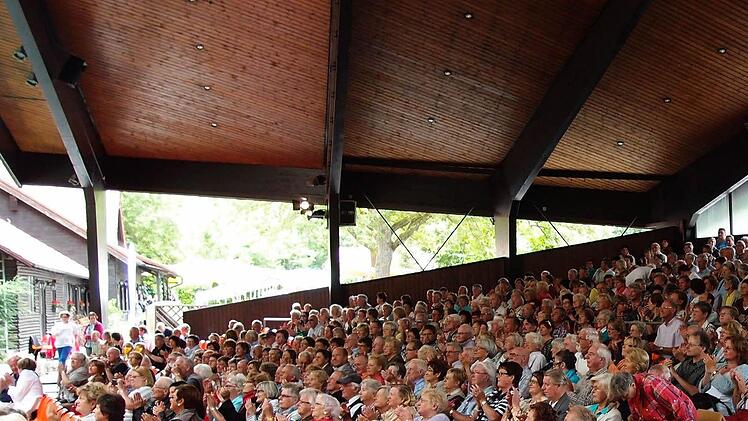Als Publikums-Magnet auf der Waldbühne Heldritt erwies sich die Kollo-Matinee, die von Claus J. Frankl konzipiert und moderiert wurde.Foto: Jochen Berger