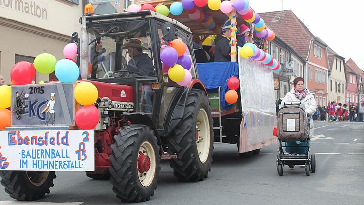 Der große und der kleine Wagen. Im Fasching bieten originelle Motive noch originellere Begleiterscheinungen.