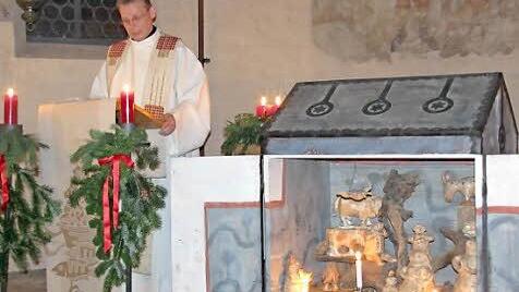 Pfarrer Hans-Jürgen Pöschl feierte in der von zahlreichen Kerzen erleuchteten St.-Nikolaus-Kapelle die Christmesse am Heiligen Abend.