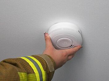 Rauchmelder sollten an der Decke möglichst in der Raummitte angebracht werden. Foto: Feuerwehr Kirchehrenbach/smü