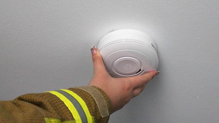 Rauchmelder sollten an der Decke möglichst in der Raummitte angebracht werden. Foto: Feuerwehr Kirchehrenbach/smü