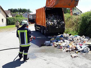 Feuerwehrleute durchsuchen den Müll nach weiteren Glutnestern. Foto: privat