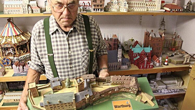 Die Wartburg in Händen von Wolfgang Beilner. Im Hintergrund viele weitere Burgen und Schlösser. Foto: Helmut Will