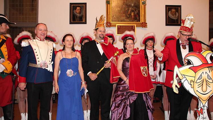 Die Kronacher Narren hatten für kurze Zeit zwei Prinzenpaare (von links) Udo I. und Silke II. sowie Stefan II. und Caro I.  Foto: Friedwald Schedel