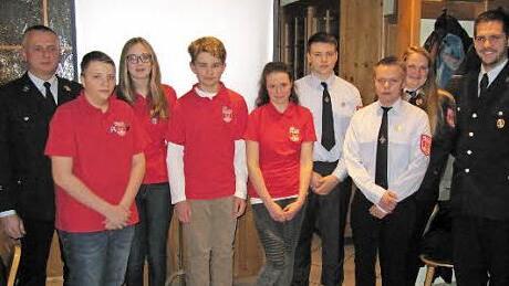 Mit Bravour bestand die Jugendfeuerwehr den Wissenstest 2016. Unser Bild zeigt (von links) Vorsitzenden Frank Kremer, Johannes Berg, Alina Kremer, Luca Beetz, Lara Schultheiß, Max Tempel, Pascal Klier, Betreuerin Ramona Geyer und Zweiten Kommandanten Christian Ziegler.