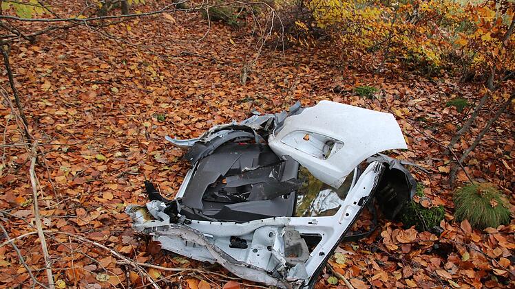Völlig zerstört blieb der Unfallwagen direkt neben der Autobahn liegen. Die Feuerwehr befreite den eingeklemmten Fahrer. Foto: Ralf Ruppert
