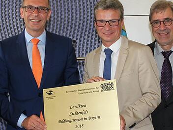 Kultusminister Bernd Sibler überreichte Landrat Christian Meißner (links)  für den Landkreis Lichtenfels das Qualitätssiegel "Bildungsregion". Rechts mit im Bild Klemens Brosig von der Schulaufsicht der Regierung von Oberfranken. Popp
