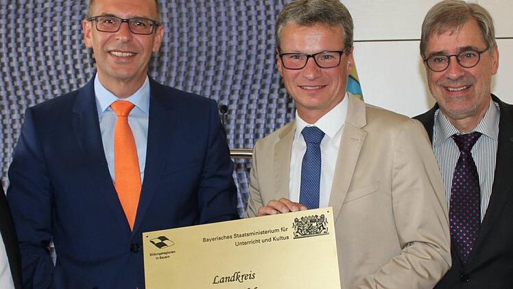 Kultusminister Bernd Sibler überreichte Landrat Christian Meißner (links)  für den Landkreis Lichtenfels das Qualitätssiegel "Bildungsregion". Rechts mit im Bild Klemens Brosig von der Schulaufsicht der Regierung von Oberfranken. Popp