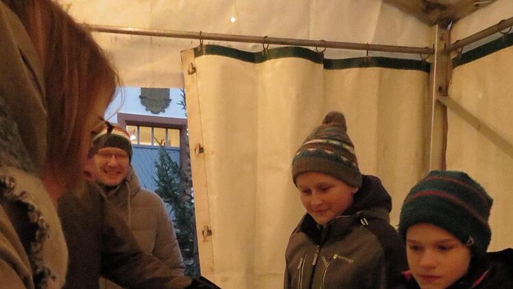 Die jüngsten Händler: Louis und Vincent verkauften leckere Plätzchen. Foto: Doris Bauer