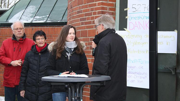 Hanna Schneider (Mitte) initiierte die Online-Petition.Mirjam Stumpf