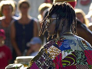 Es wird bunt und rhythmisch auf dem Afrikafestival in Nürnberg. Für leckeres Essen und einzigartige kulturelle Erfahrungen wird auch gesorgt. Das Festival findet Mitte Juni zum zehnten Mal in Nürnberg statt. Foto: Karl-Josef Hildenbrand