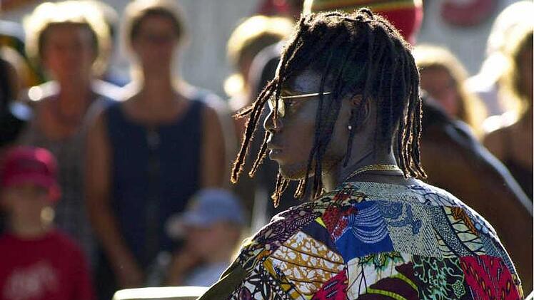 Es wird bunt und rhythmisch auf dem Afrikafestival in Nürnberg. Für leckeres Essen und einzigartige kulturelle Erfahrungen wird auch gesorgt. Das Festival findet Mitte Juni zum zehnten Mal in Nürnberg statt. Foto: Karl-Josef Hildenbrand