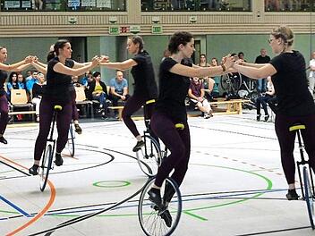 Das 6er-Einradteam vom Radsportverein "Solidarität" Reuth verteidigte bei den Bayerischen Meisterschaften der Elite seinen Titel in Weißenbrunn. Unser Bild zeigt die Gewinnerinnen in Aktion.  Fotos: Dieter Wolf