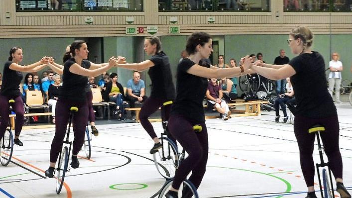 Das 6er-Einradteam vom Radsportverein "Solidarität" Reuth verteidigte bei den Bayerischen Meisterschaften der Elite seinen Titel in Weißenbrunn. Unser Bild zeigt die Gewinnerinnen in Aktion.  Fotos: Dieter Wolf