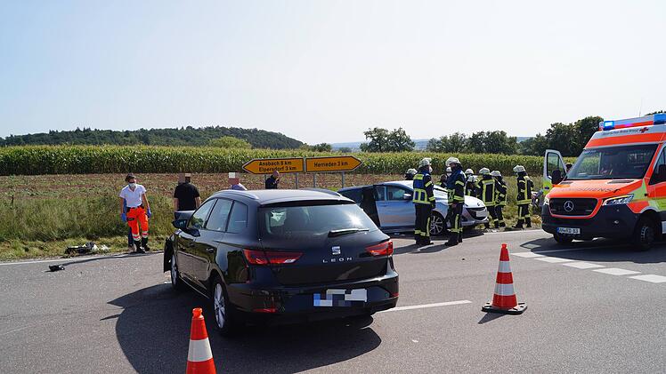 Auf der Staatsstraße 2248 kam es bei Herrieden (Landkreis Ansbach) zu einem Verkehrsunfall mit drei Verletzten.