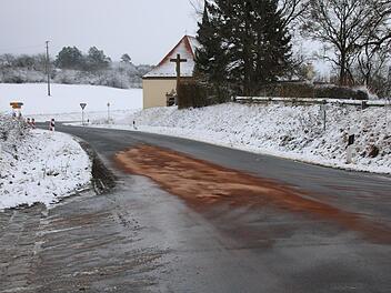 Ein Unbekannter hat am Sonntag nahe der Sulzthaler Kreuzkapelle eine Ölspur verursacht, zwar Bindemittel aufgebracht, aber den Schaden dann nicht gemeldet.