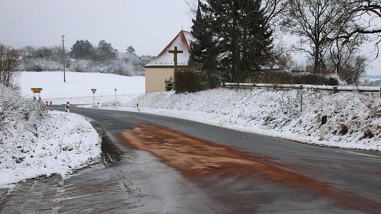 Ein Unbekannter hat am Sonntag nahe der Sulzthaler Kreuzkapelle eine Ölspur verursacht, zwar Bindemittel aufgebracht, aber den Schaden dann nicht gemeldet.