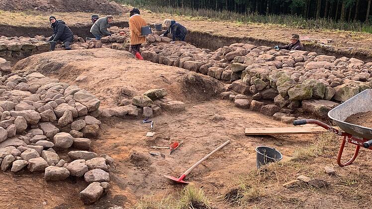 Friesen: Archäologen graben mittelalterliche Burg aus - und machen bedeutsamen Fund