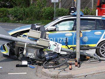Radfahrer wird Opfer eines Dominounfalls mit Polizeiauto in Altdorf bei Nürnberg