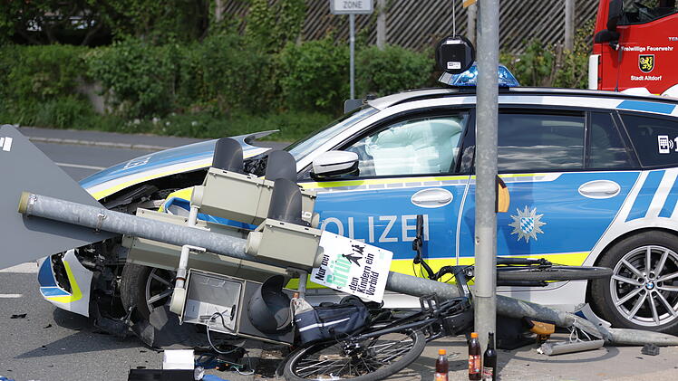 Radfahrer wird Opfer eines Dominounfalls mit Polizeiauto in Altdorf bei Nürnberg