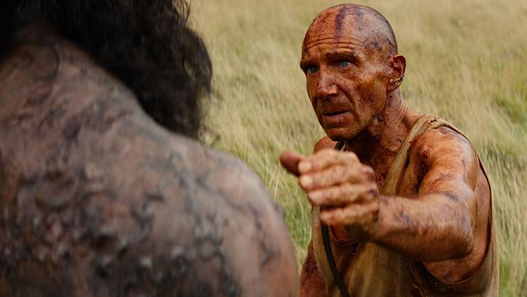 Ian Kelson (Ralph Fiennes) sucht in "28 Years Later: The Bone Temple" weiterhin eigene Wege, mit dem "Wut-Virus" umzugehen.