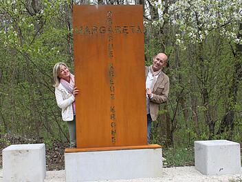 Manuela Schaller und ihr Mann Norbert stehen hinter den Skulpturen. Ihre Gedanken und sein Anteil zur Bauausführung zieren den Nothelferweg zwischen Klosterlangheim und Vierzehnheiligen. Foto: Markus Häggberg