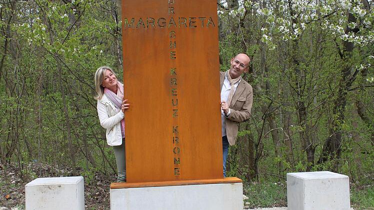 Manuela Schaller und ihr Mann Norbert stehen hinter den Skulpturen. Ihre Gedanken und sein Anteil zur Bauausführung zieren den Nothelferweg zwischen Klosterlangheim und Vierzehnheiligen. Foto: Markus Häggberg