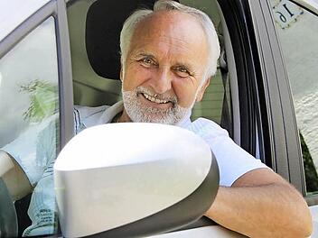 Hier fühlt er sich zu Hause: Gerhard Schröppel am Steuer seines Renault.  Foto: Sebastian Martin