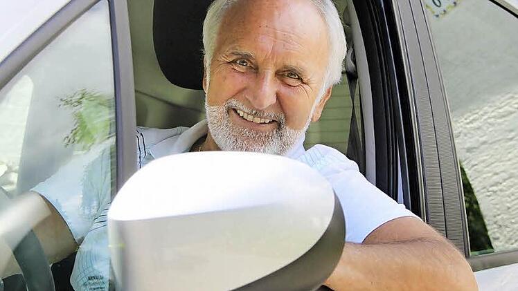 Hier fühlt er sich zu Hause: Gerhard Schröppel am Steuer seines Renault.  Foto: Sebastian Martin