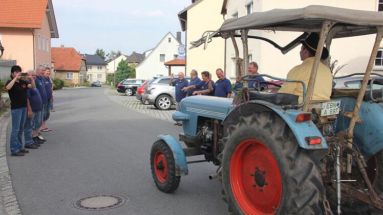 Mit einem Hut der Südstaat-Kavalerrie auf dem kopf rollte Schirmherr Jens Fichtner aus dem alten Dicher ein.