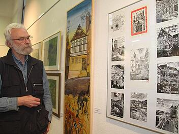 Peter Bannert zeigt bei der Kunstmesse alte Editionen. Die Kunstmesse ist eine Fundgrube für Weihnachtsgeschenke mit Anspruch. Kunstwerke, Lyrik, handgefertigte Schmuck-Unikate und Kunstwerke aus Holz und Stein sind vertreten.