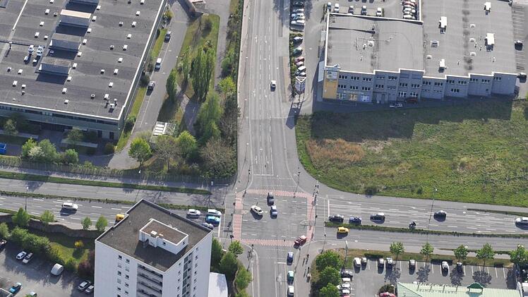 Das Luftbild zeigt die Kreuzung Berliner Ring (quer) und Moosstraße, die bald zur Baustelle wird. Foto: Ronald Rinklef