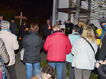Pfarrer Michael Foltin (am Rednerpult im Hintergrund) sprach zur Friedensandacht an der Friedenskapelle bewegende Worte und meinte, diese gemeinsame Friedensandacht setze nicht nur ein Zeichen, sondern auch Impulse für Friedensgebete als Mahnung zum Frieden. Rechts im Bild Pfarrer Christian Weigel. Foto: Karl-Heinz Hofmann